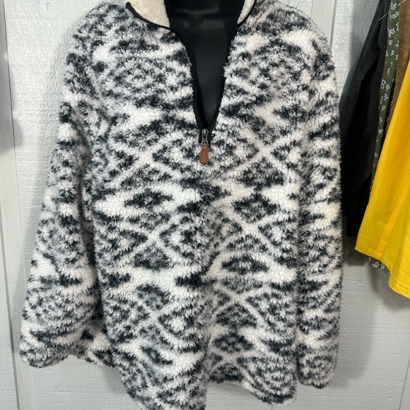 Lucky Find Black and White Sherpa Pullover Size Large EUC - Picture 2 of 7